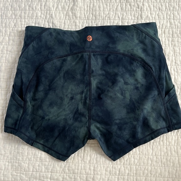 Manduka Printed Yoga Shorts - Picture 3 of 4